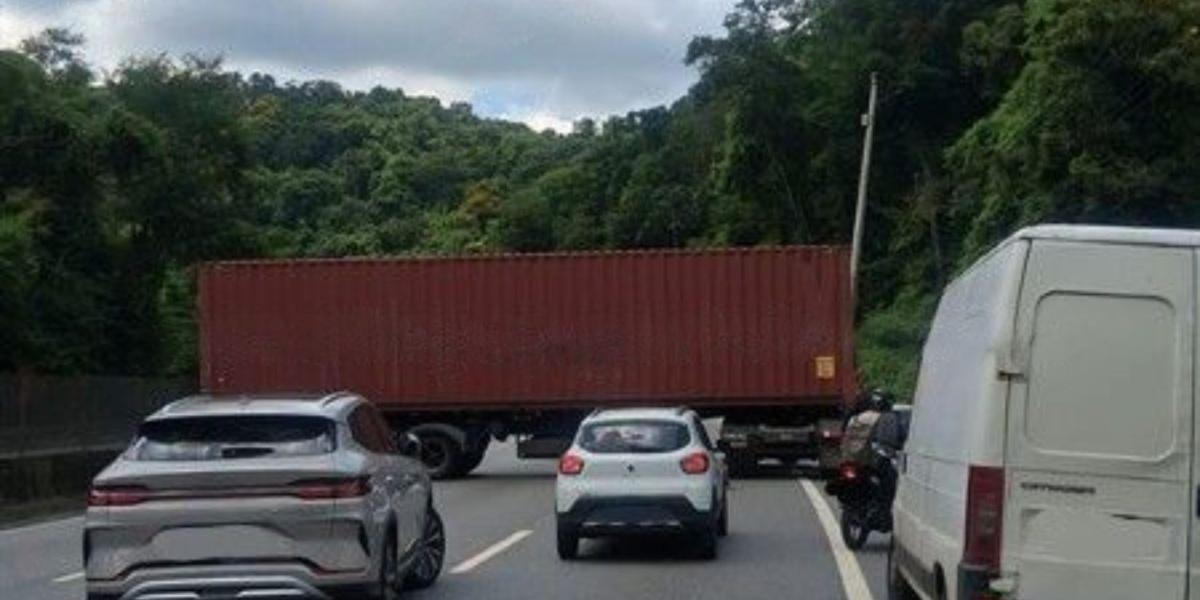Carreta ficou atravessada na pista e bloqueou as três faixas do km 257 da Rodovia Cônego Domênico Rangoni