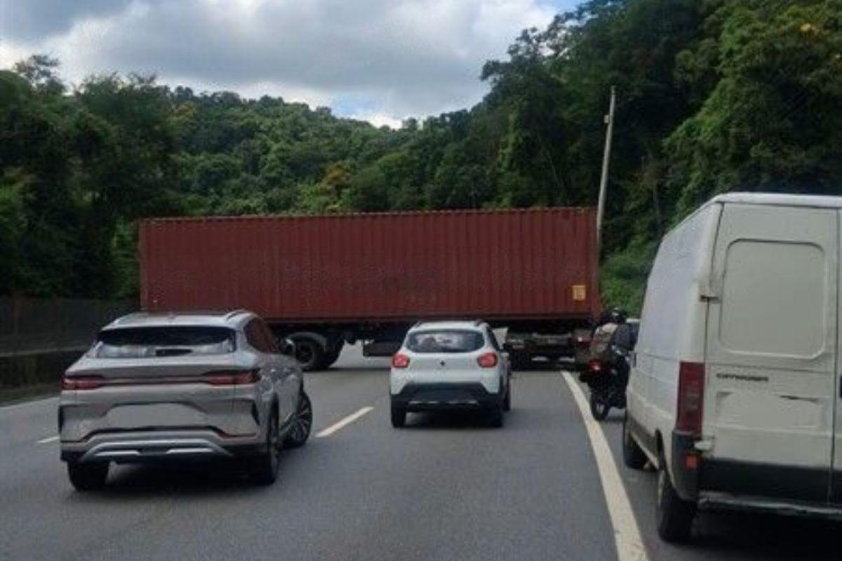 Carreta ficou atravessada na pista e bloqueou as três faixas do km 257 da Rodovia Cônego Domênico Rangoni