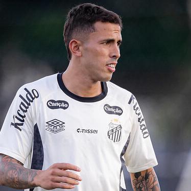 O volante Christian Oliva, de 29 anos, assinou contrato por três temporadas com o Peixe