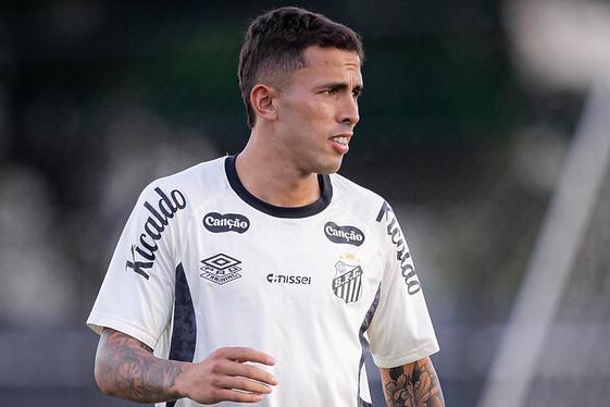 O volante Christian Oliva, de 29 anos, assinou contrato por três temporadas com o Peixe