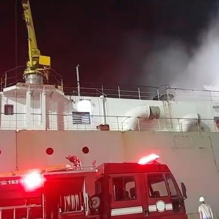 Navio cargueiro North Star 1, que estava atracado no Porto de São Sebastião, pegou fogo