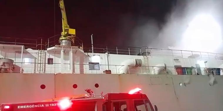 Navio cargueiro North Star 1, que estava atracado no Porto de São Sebastião, pegou fogo