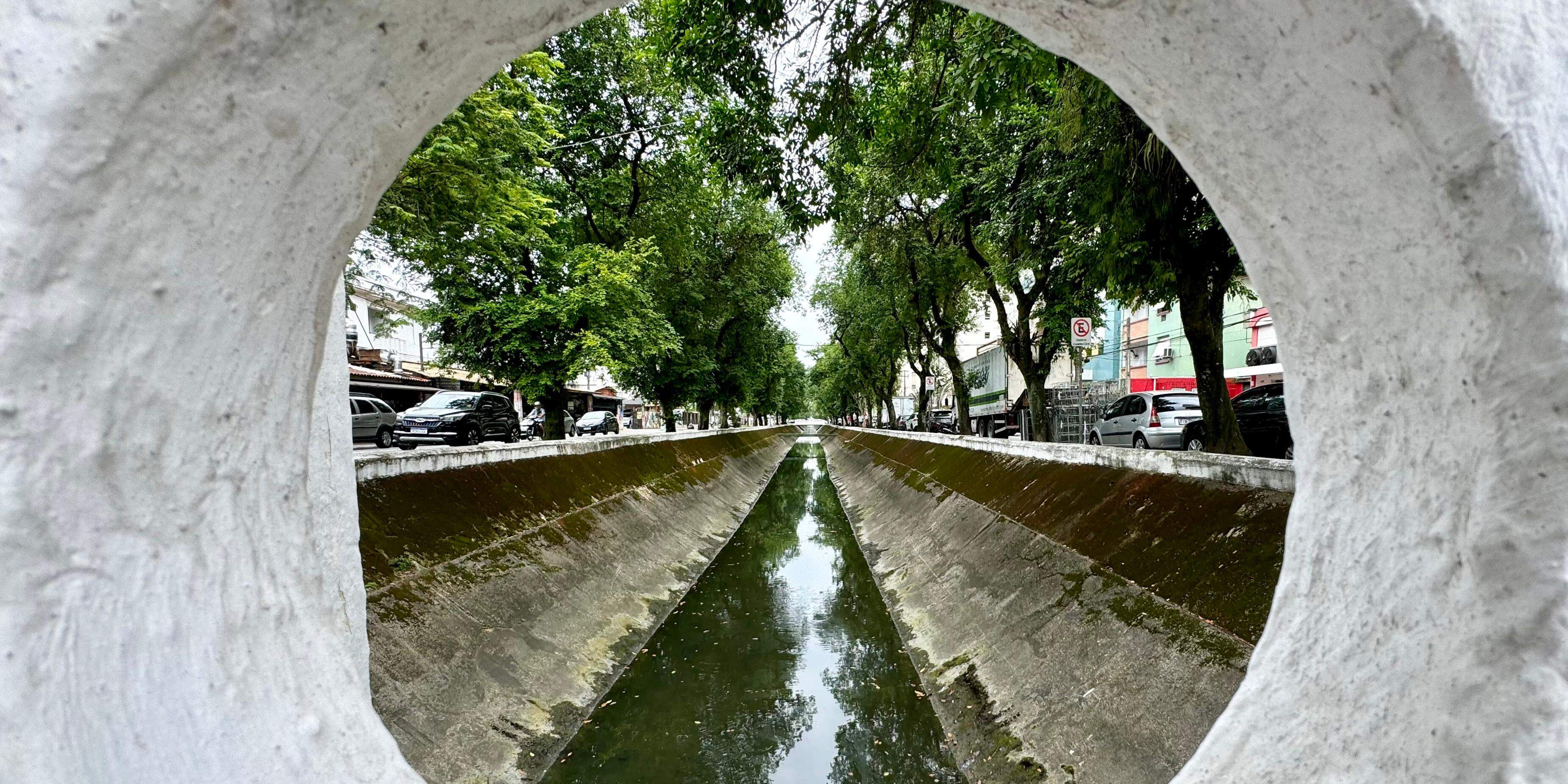 Idealizados pelo engenheiro Saturnino de Brito, contribuíram na drenagem e na expansão habitacional e econômica de Santos. Viraram pontos de referência