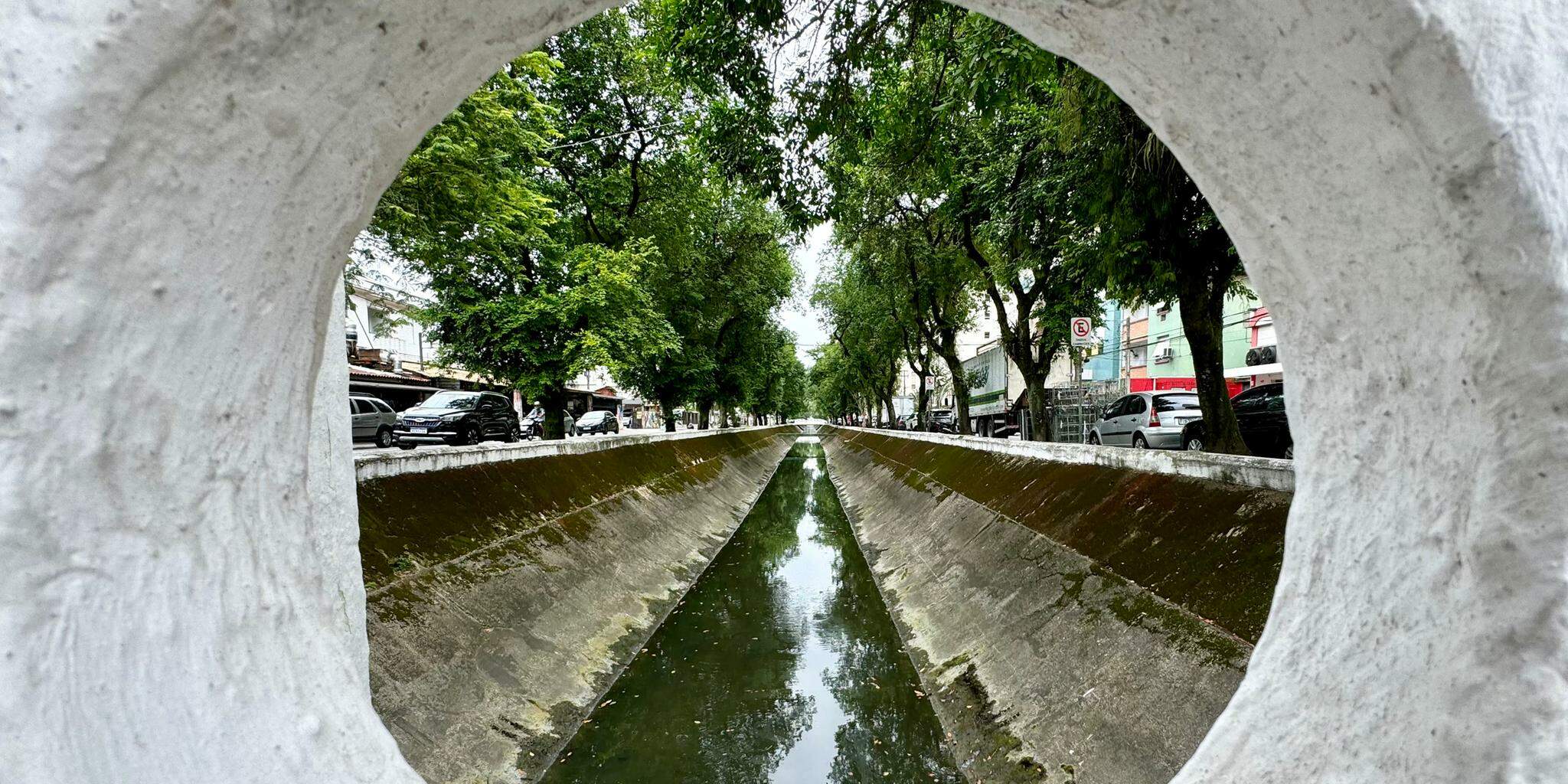 Idealizados pelo engenheiro Saturnino de Brito, contribuíram na drenagem e na expansão habitacional e econômica de Santos. Viraram pontos de referência