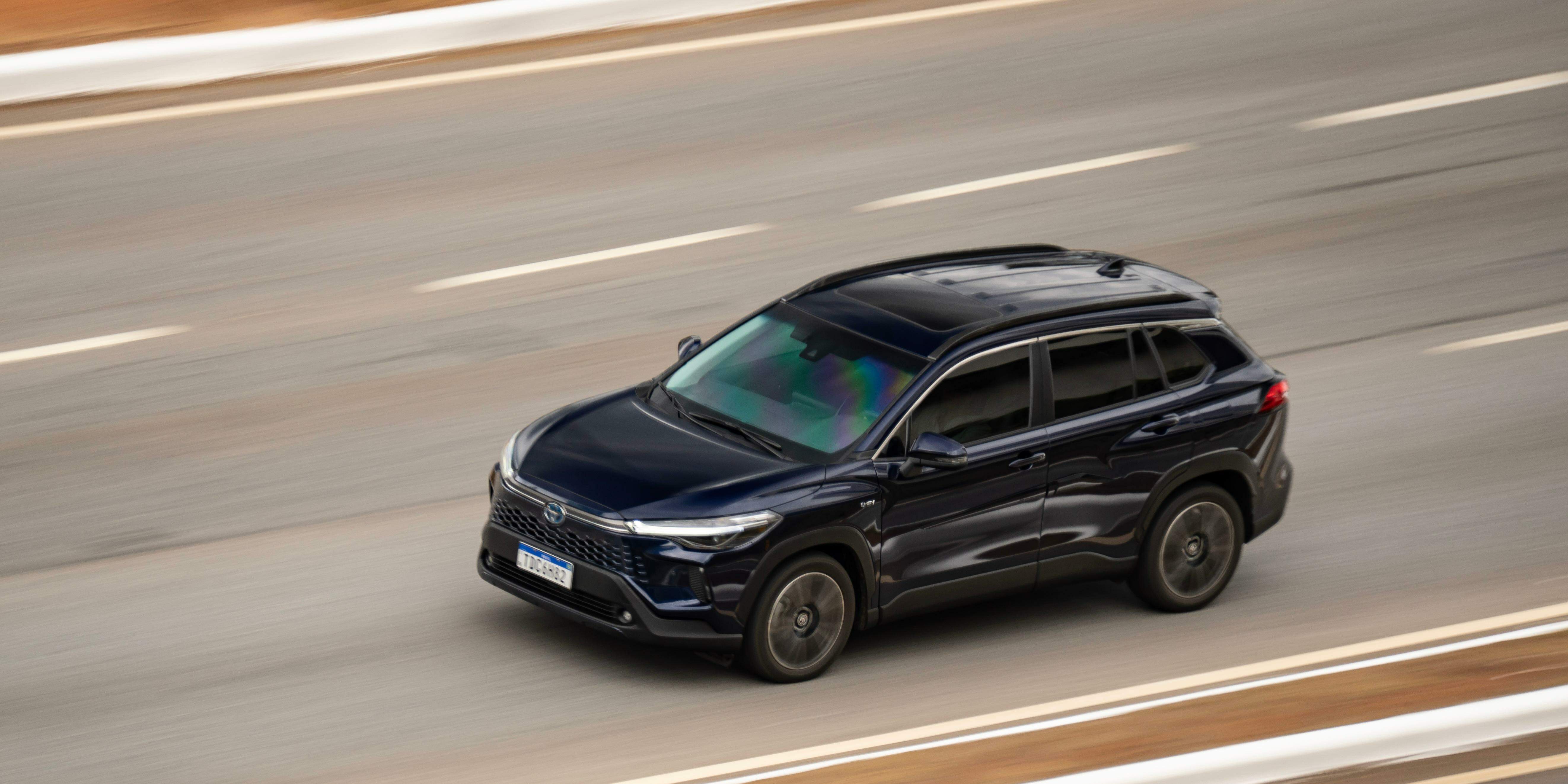 Carros Toyota Corolla, semelhantes ao da foto, têm blindagem nível III-A, resistente a disparos de pistola