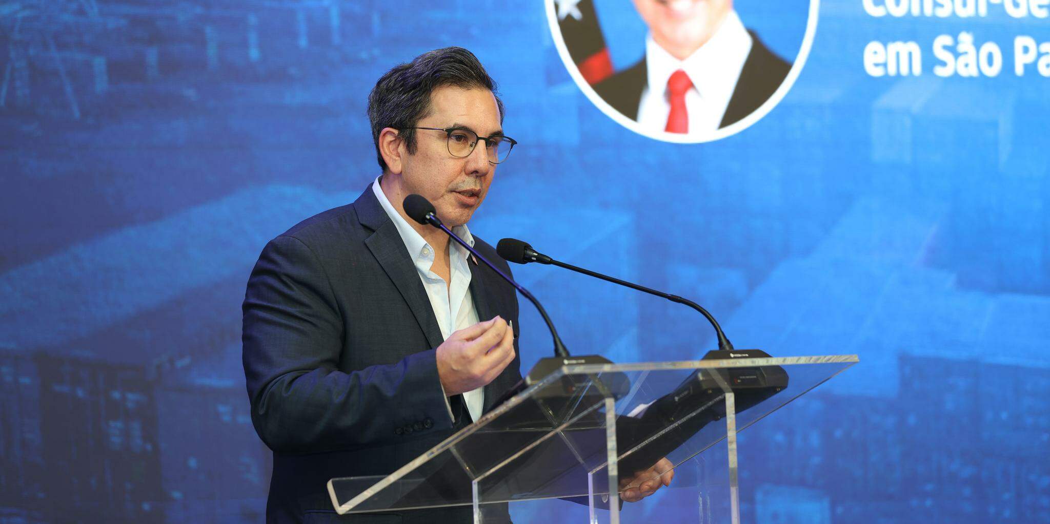 Kevin Murakami spoke to a group of business leaders and authorities from the Port of Santos last night at the Grupo Tribuna auditorium