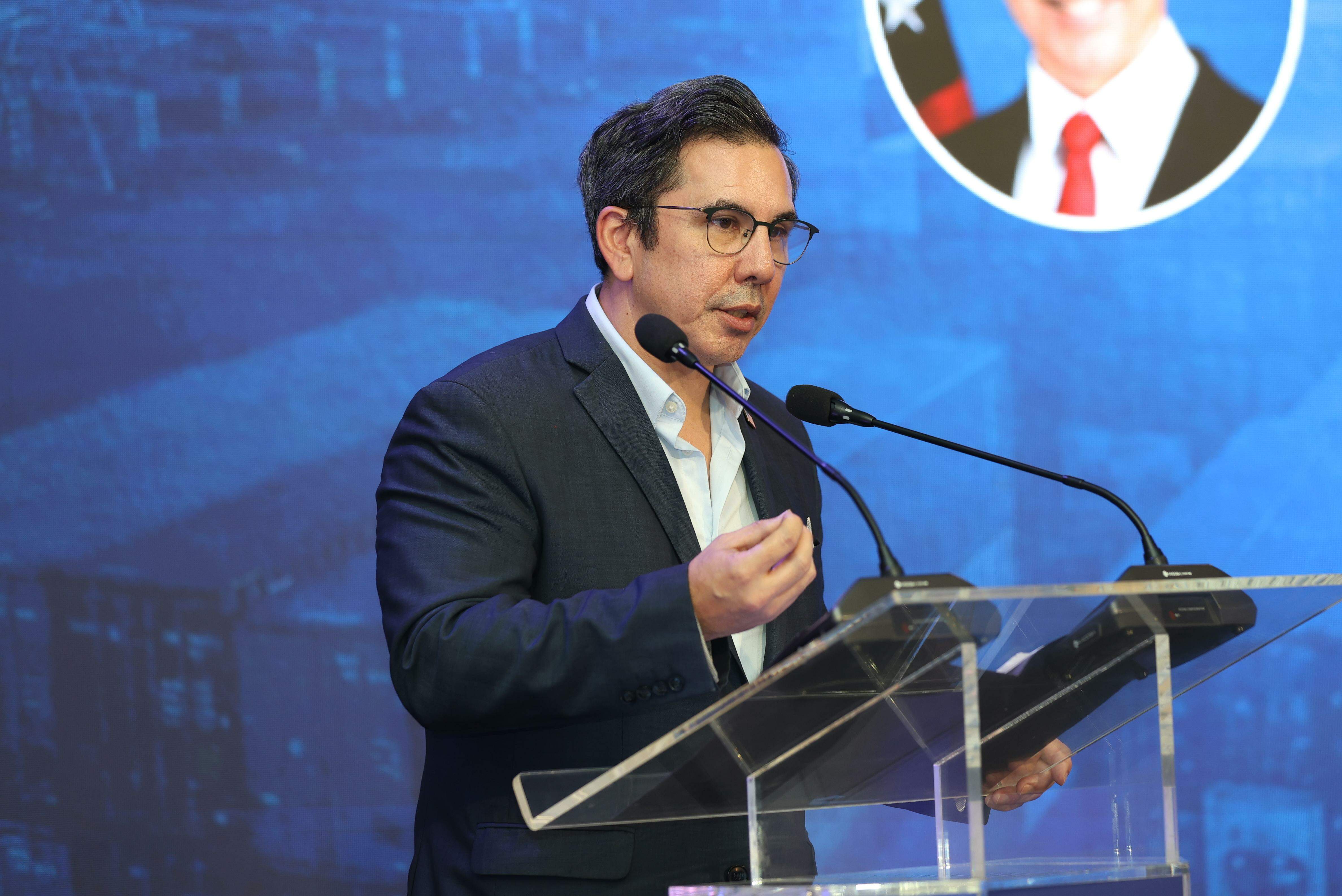 Kevin Murakami spoke to a group of business leaders and authorities from the Port of Santos last night at the Grupo Tribuna auditorium