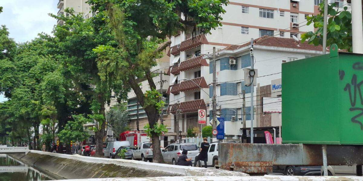 A via foi interditada durante os trabalhos dos bombeiros