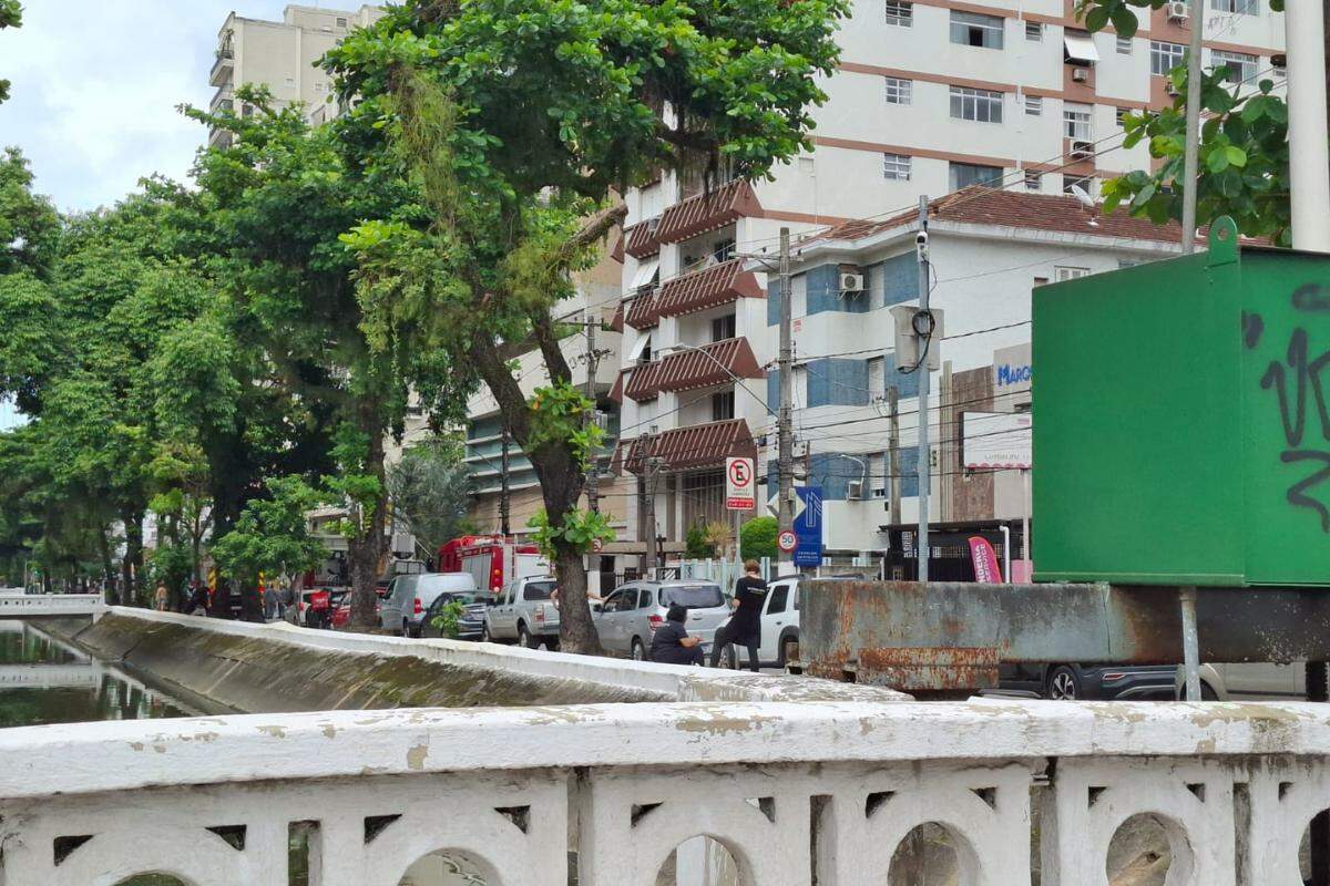 A via foi interditada durante os trabalhos dos bombeiros