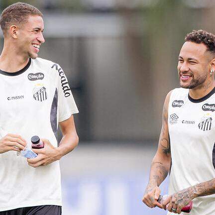 Vinícius Lira e Neymar durante o treino físico na tarde desta sexta (6), no CT Rei Pelé