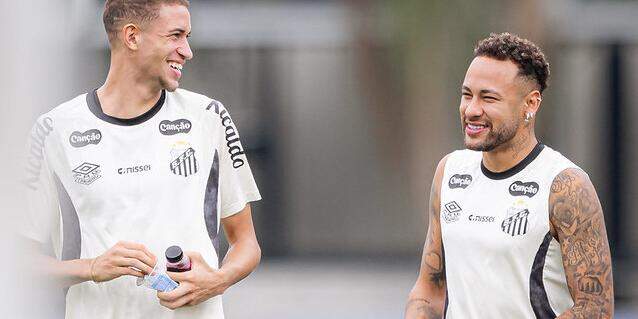 Vinícius Lira e Neymar durante o treino físico na tarde desta sexta (6), no CT Rei Pelé