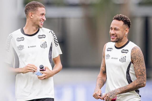Vinícius Lira e Neymar durante o treino físico na tarde desta sexta (6), no CT Rei Pelé