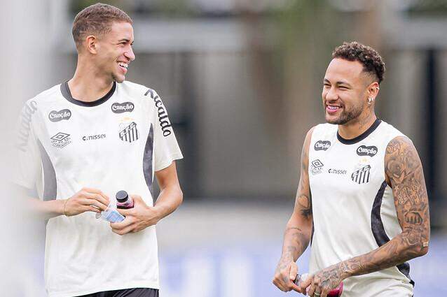 Vinícius Lira e Neymar durante o treino físico na tarde desta sexta (6), no CT Rei Pelé