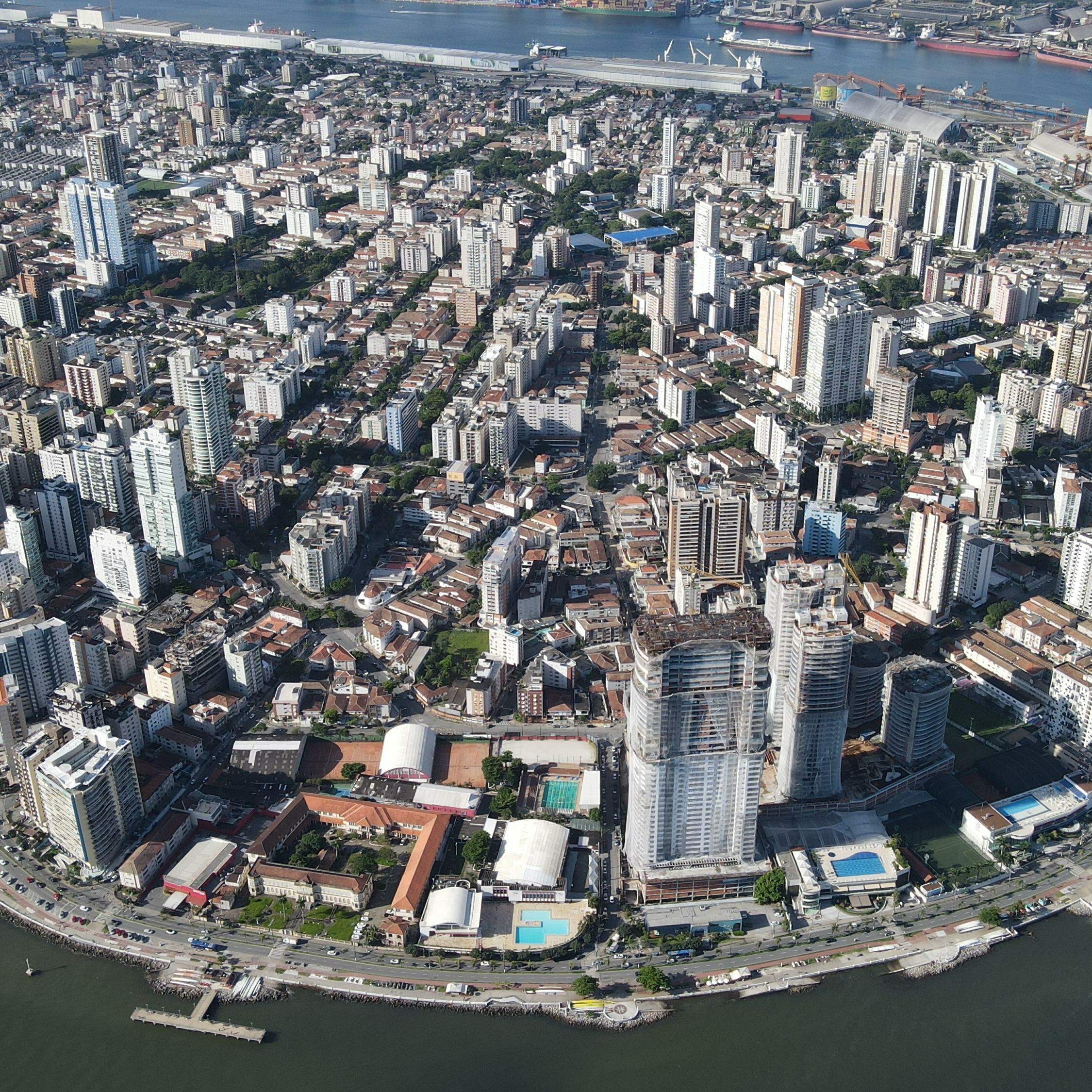 Construções na Ponta da Praia, em Santos: levantamento revela que tíquete médio das unidades chega a R$ 928 mil na Baixada Santista, com valor do metro quadrado em R$ 11,2 mil