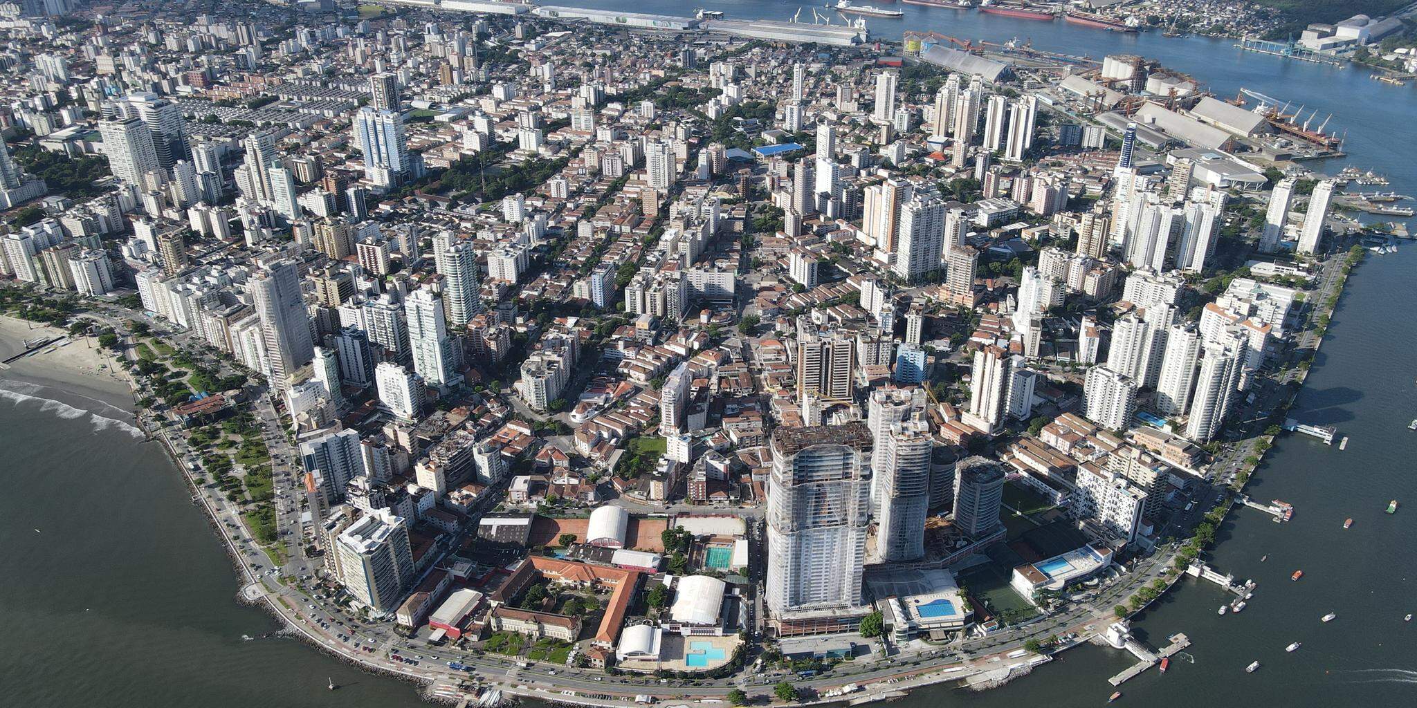 Construções na Ponta da Praia, em Santos: levantamento revela que tíquete médio das unidades chega a R$ 928 mil na Baixada Santista, com valor do metro quadrado em R$ 11,2 mil