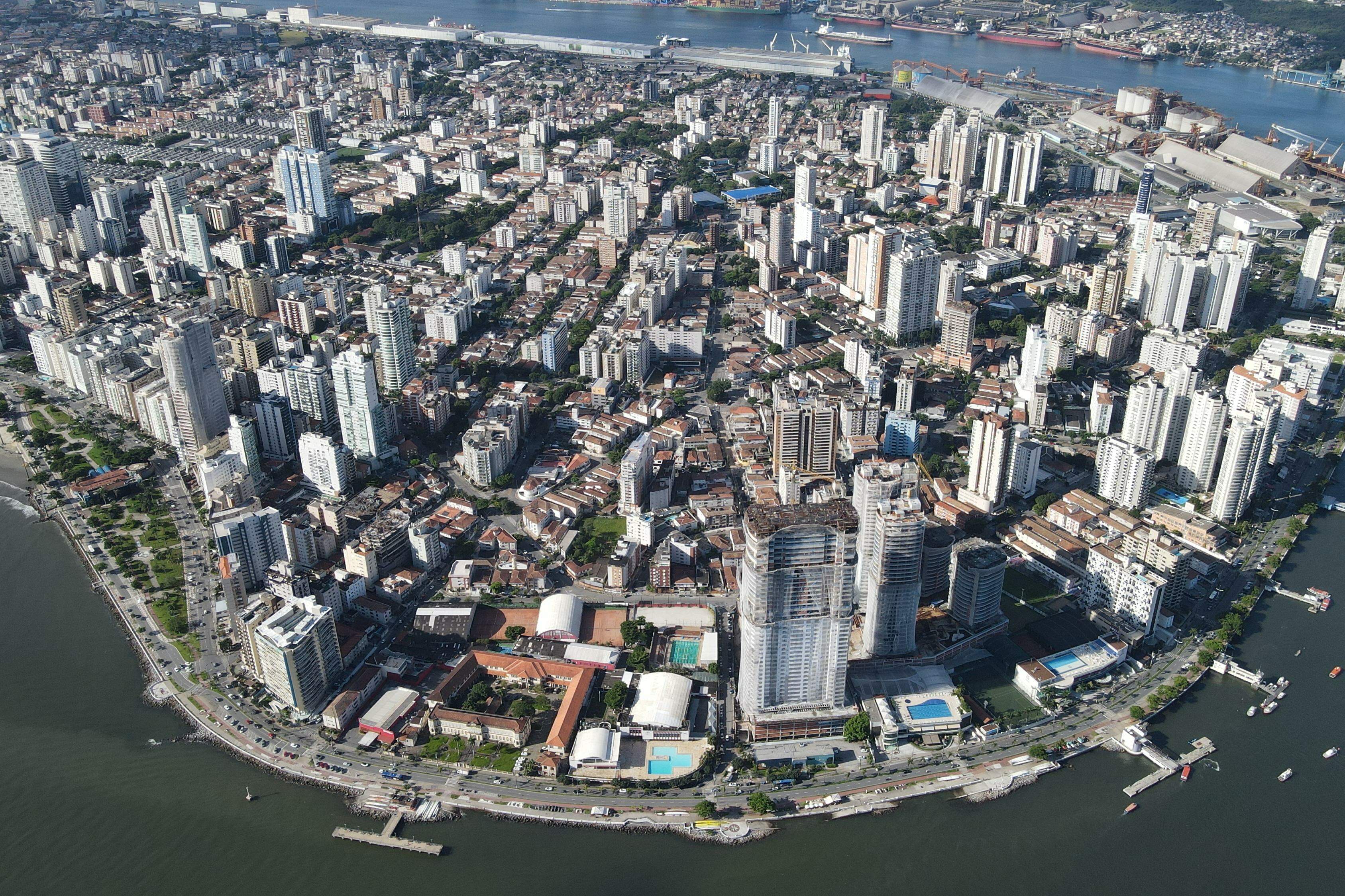 Construções na Ponta da Praia, em Santos: levantamento revela que tíquete médio das unidades chega a R$ 928 mil na Baixada Santista, com valor do metro quadrado em R$ 11,2 mil