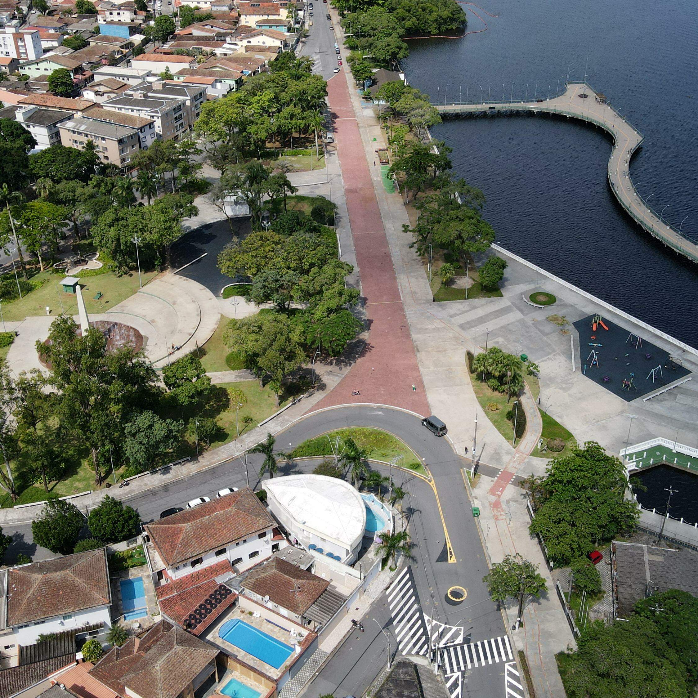 À beira-mar, o céu se mistura com a vegetação do mangue. É possível sentir a brisa e admirar o horizonte