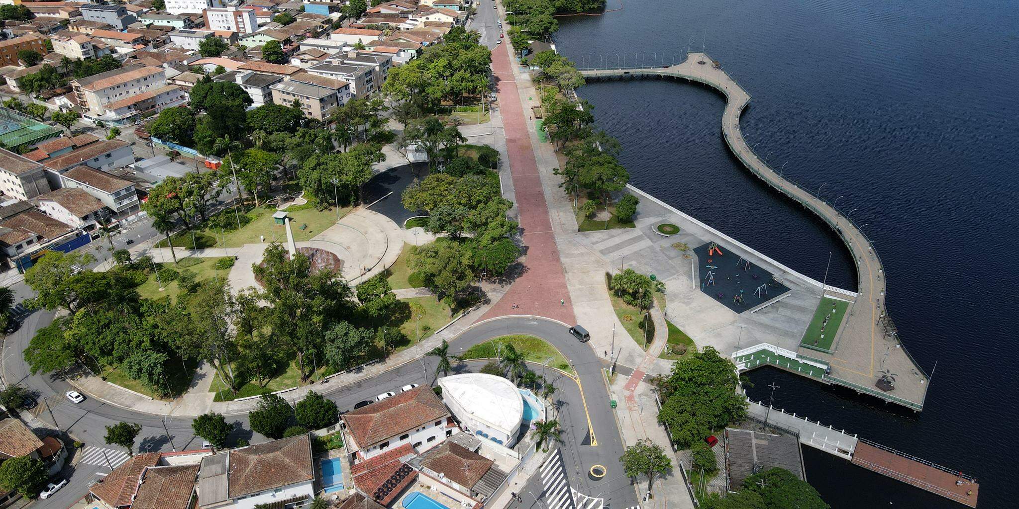 À beira-mar, o céu se mistura com a vegetação do mangue. É possível sentir a brisa e admirar o horizonte