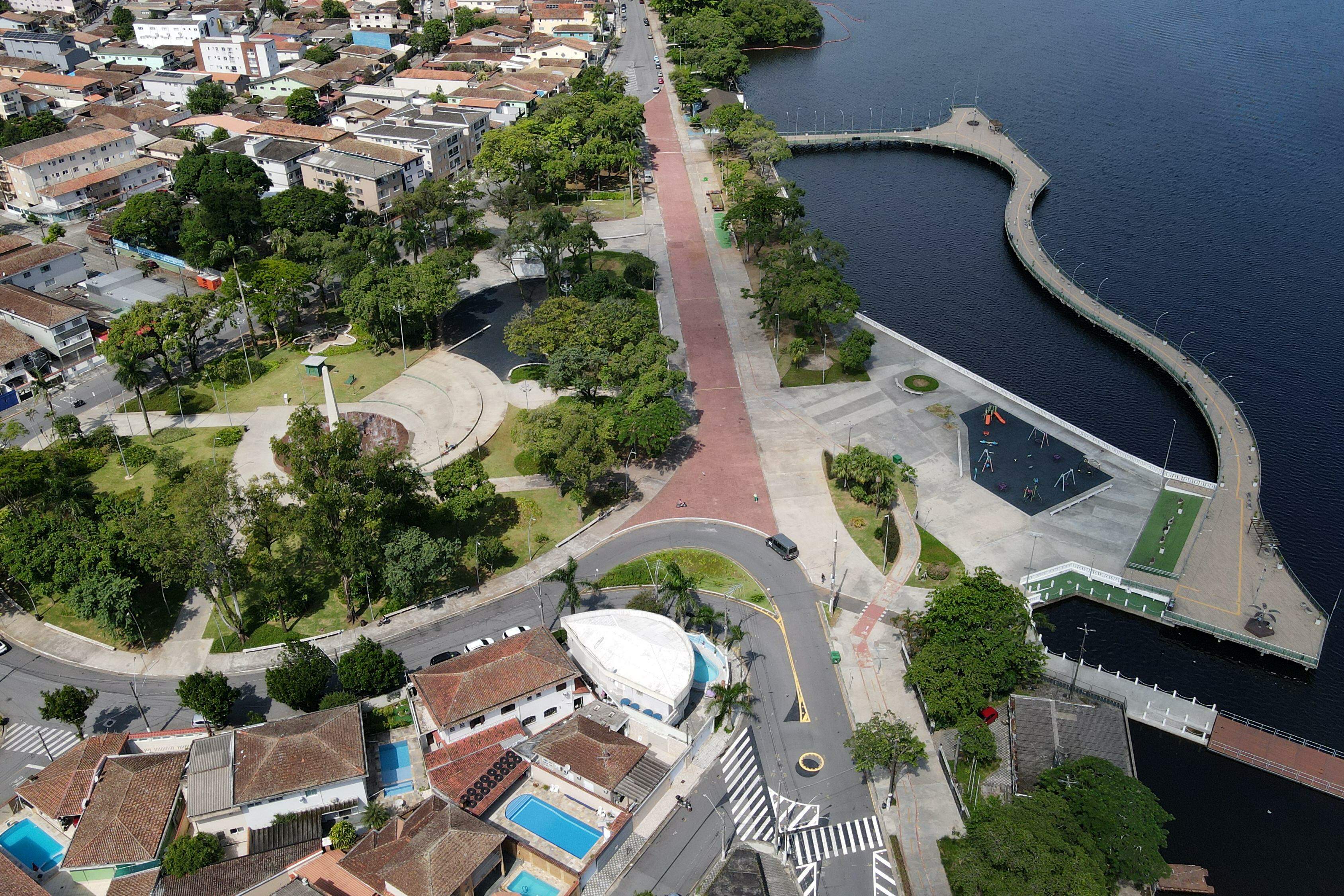 À beira-mar, o céu se mistura com a vegetação do mangue. É possível sentir a brisa e admirar o horizonte
