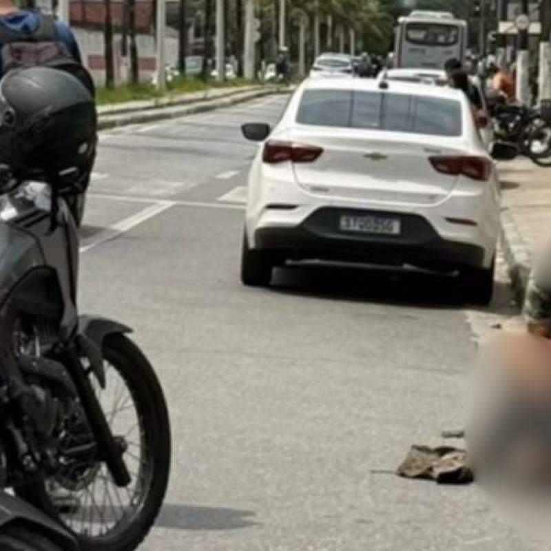 Homem é atropelado e é socorrido com ferimentos na perna por bombeiros na Vila Áurea, no Guarujá