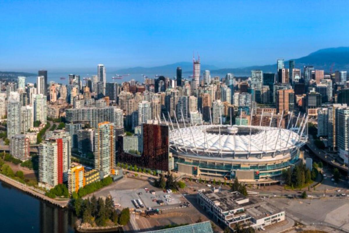 Entre montanhas nevadas e o Pacífico, cidade une natureza, gastronomia e infraestrutura