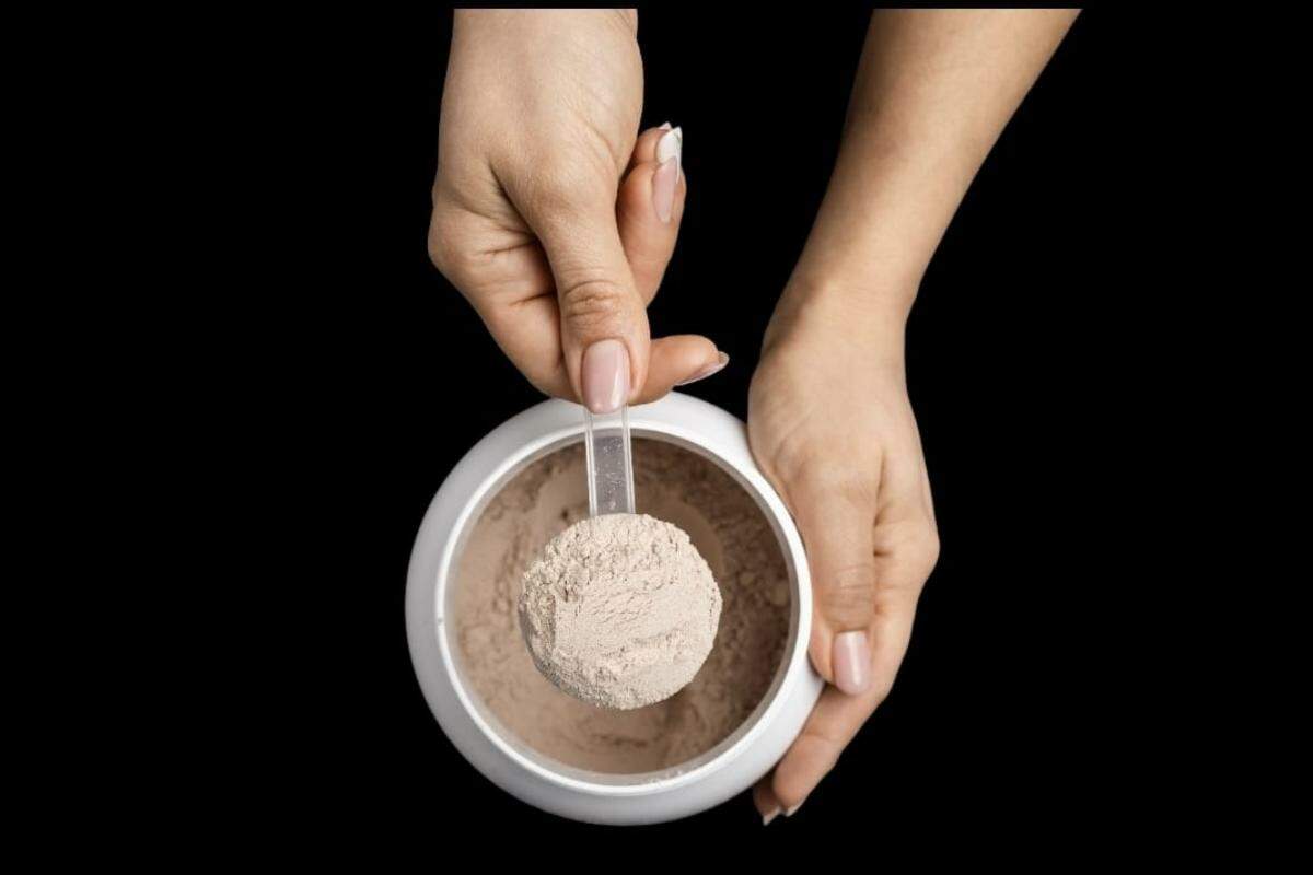 O consumo de suplementos proteicos, especialmente o whey protein, tornou-se comum