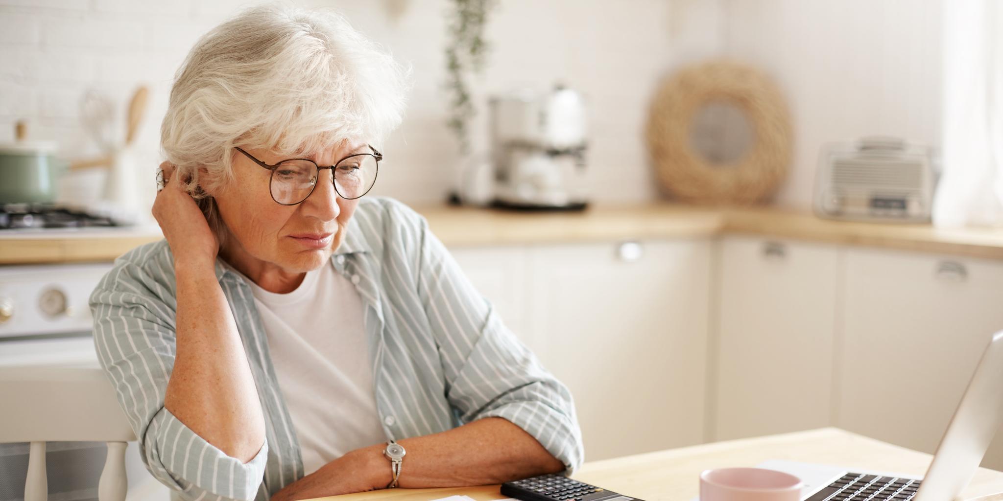 Entre os principais problemas enfrentados pelos aposentados e pensionistas estão a necessidade de continuar trabalhando para complementar