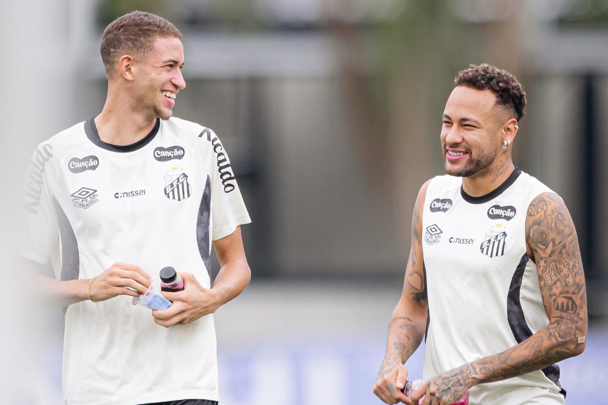 Poupado das atividades com bola, Neymar a princípio não preocupa para o jogo contra o Mirassol na terça