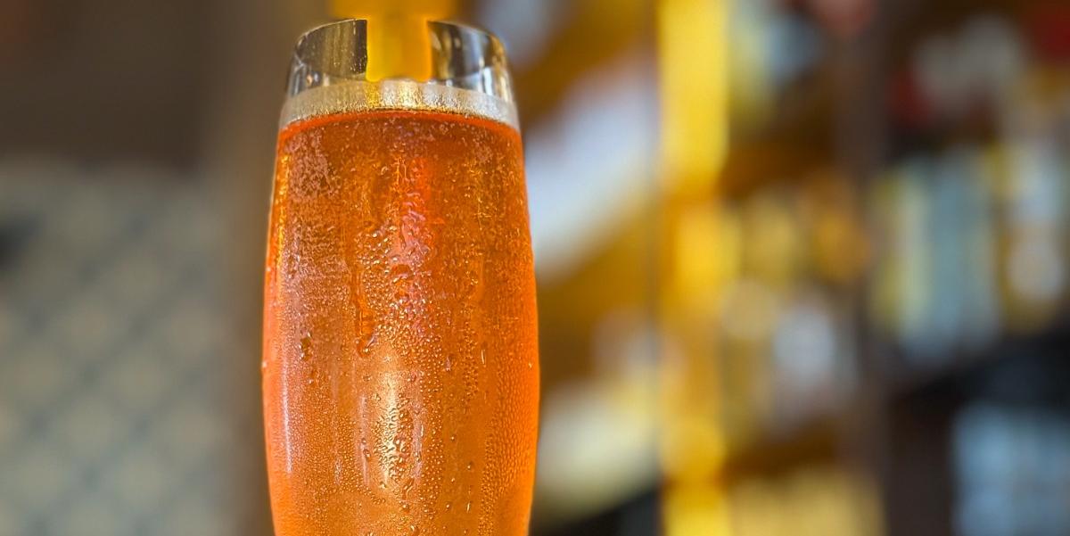 O drinque Schweppes Rosé será servido gratuitamente para as 50 primeiras clientes de cada bar participante da ação em Santos e Praia Grande