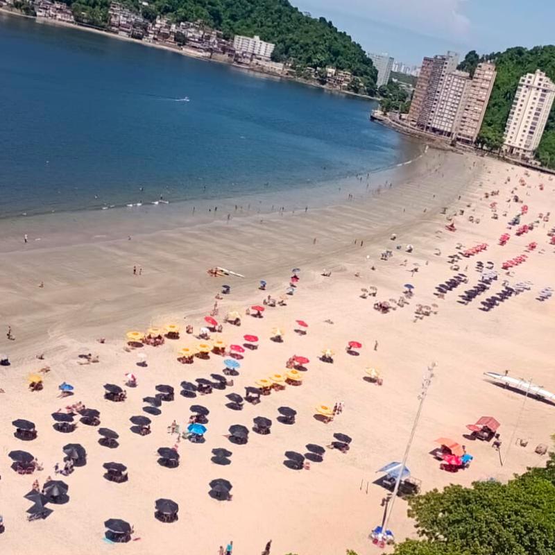 Segundo o morador, logo cedo os ambulantes já iniciam a colocação dos equipamentos, delimitando espaço na faixa de areia