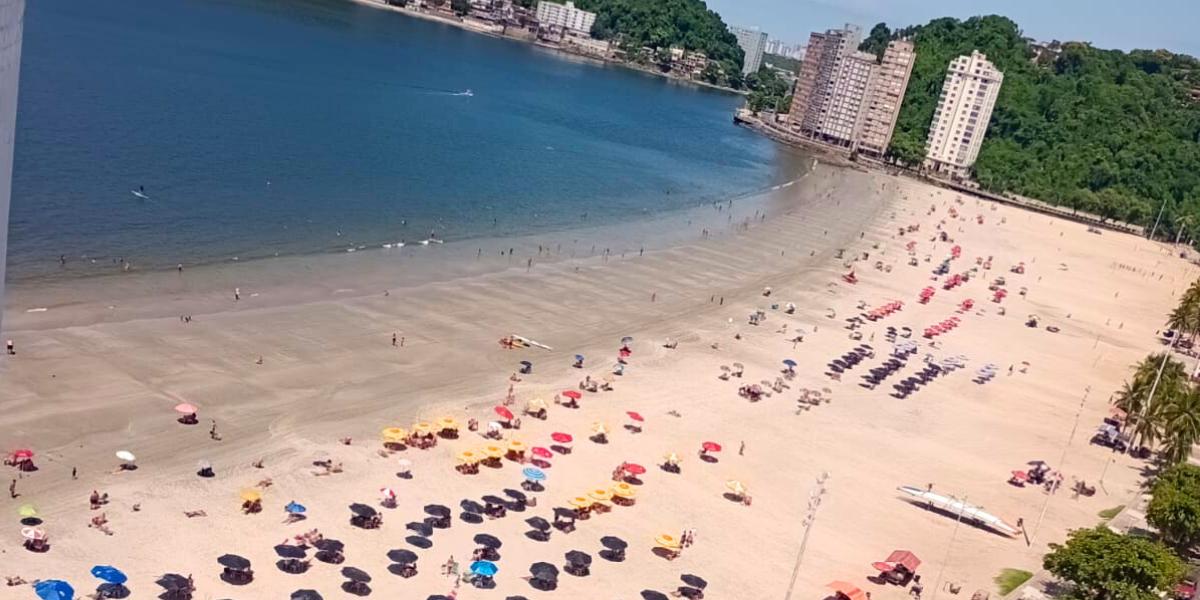 Segundo o morador, logo cedo os ambulantes já iniciam a colocação dos equipamentos, delimitando espaço na faixa de areia