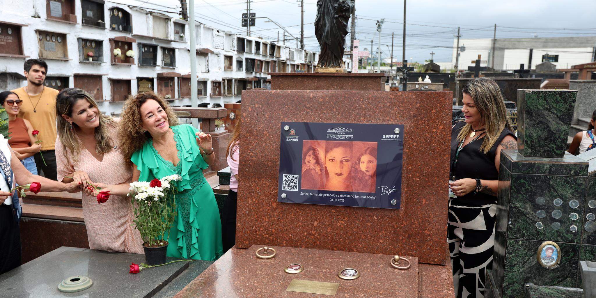 Despojos da jornalista e os do marido, Geraldo Ferraz, agora estão na quadra 3, campa 257, em mármore