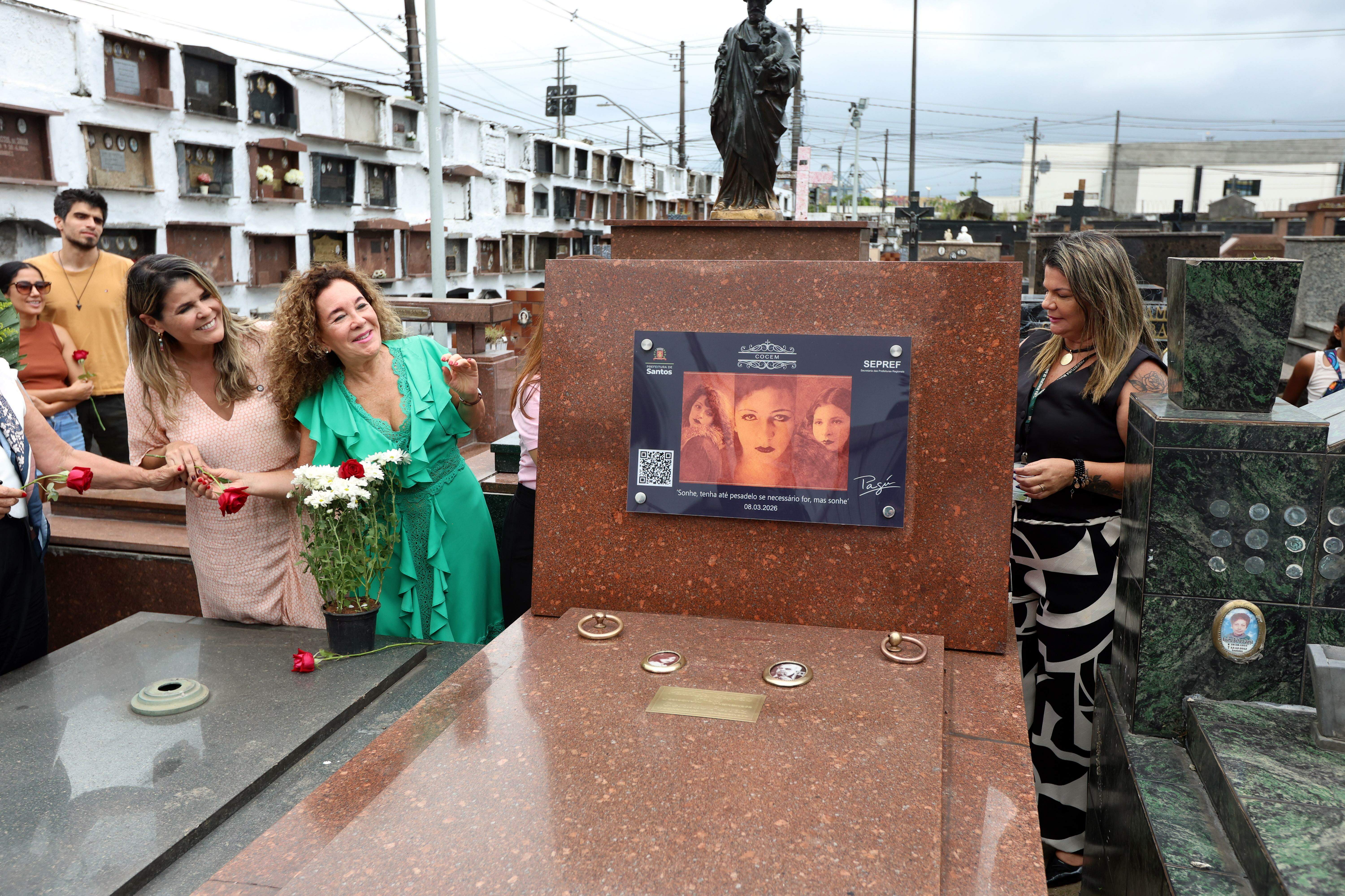 Despojos da jornalista e os do marido, Geraldo Ferraz, agora estão na quadra 3, campa 257, em mármore