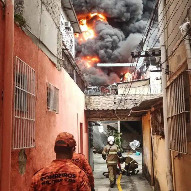 O Corpo de Bombeiros Militar do Estado do Rio de Janeiro (CBMERJ) foi acionado às 6h49 desta segunda-feira (9). Até o momento, não há registro de vítimas.
