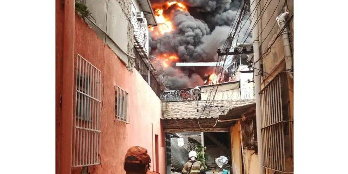 O Corpo de Bombeiros Militar do Estado do Rio de Janeiro (CBMERJ) foi acionado às 6h49 desta segunda-feira (9). Até o momento, não há registro de vítimas.