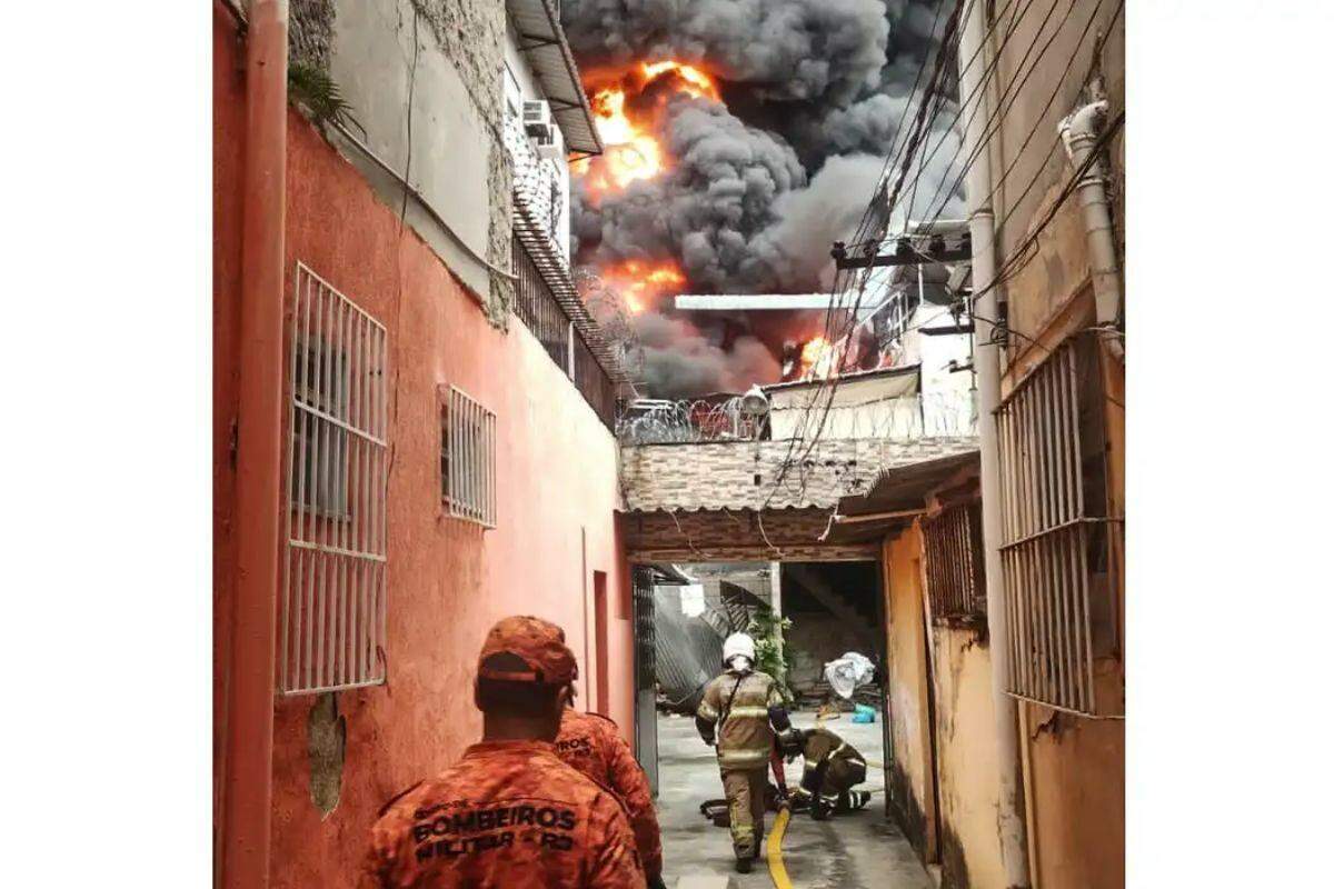 O Corpo de Bombeiros Militar do Estado do Rio de Janeiro (CBMERJ) foi acionado às 6h49 desta segunda-feira (9). Até o momento, não há registro de vítimas.