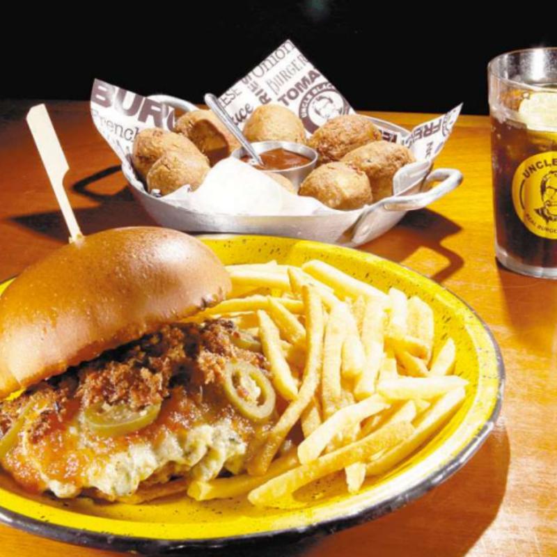 Taz Mania, blend de 160g, gorgonzola, geleia de pimenta, bacon e jalapeño e o croquete Krusty the Cow