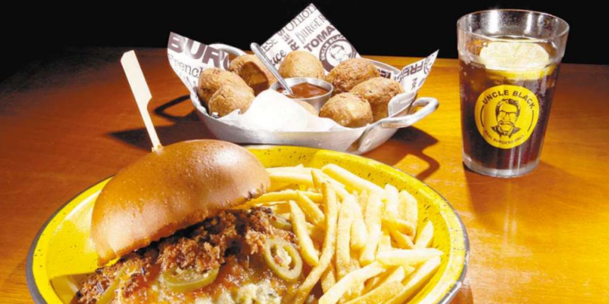 Taz Mania, blend de 160g, gorgonzola, geleia de pimenta, bacon e jalapeño e o croquete Krusty the Cow