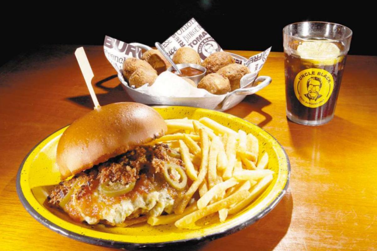 Taz Mania, blend de 160g, gorgonzola, geleia de pimenta, bacon e jalapeño e o croquete Krusty the Cow