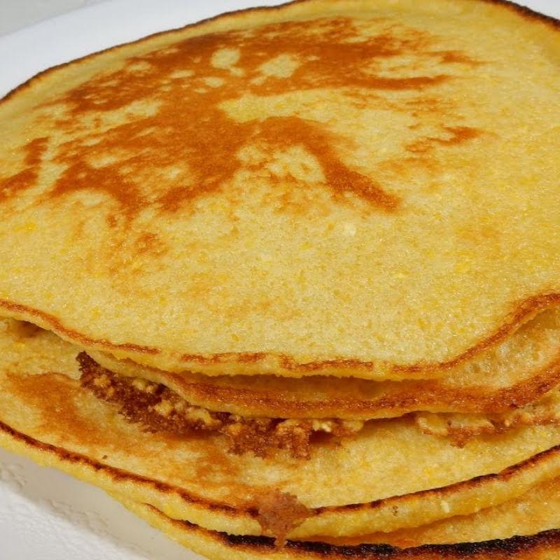 Panqueca de milho feita na frigideira pode substituir o pão no café da manhã e é uma opção simples e sem glúten