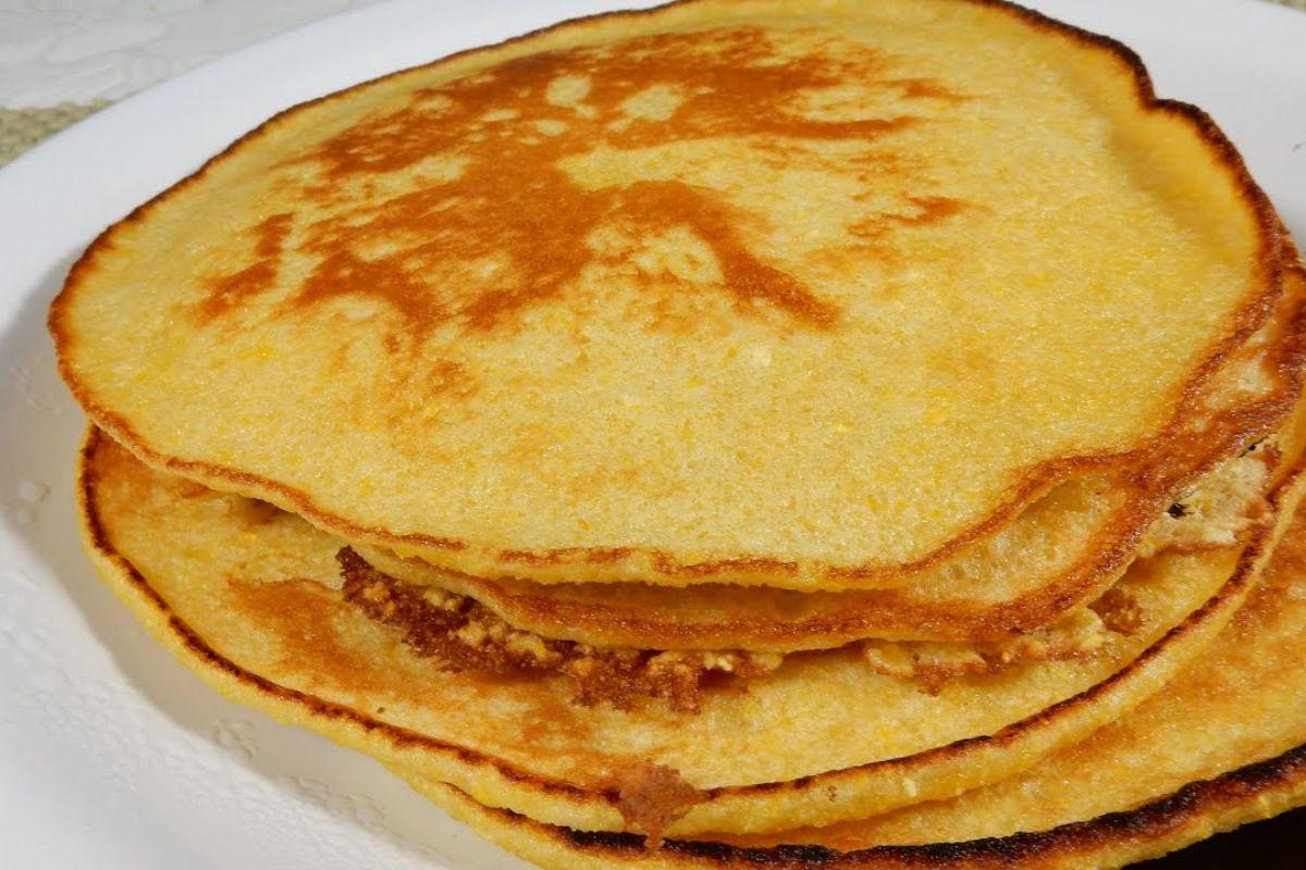 Panqueca de milho feita na frigideira pode substituir o pão no café da manhã e é uma opção simples e sem glúten
