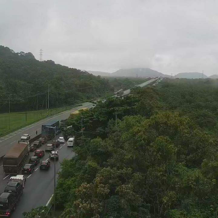 Trânsito ficou congestionado após o engavetamento em Guarujá