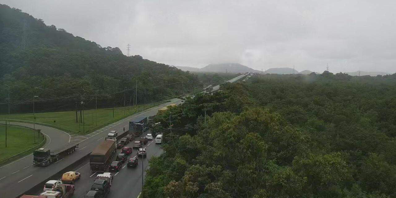 Trânsito ficou congestionado após o engavetamento em Guarujá