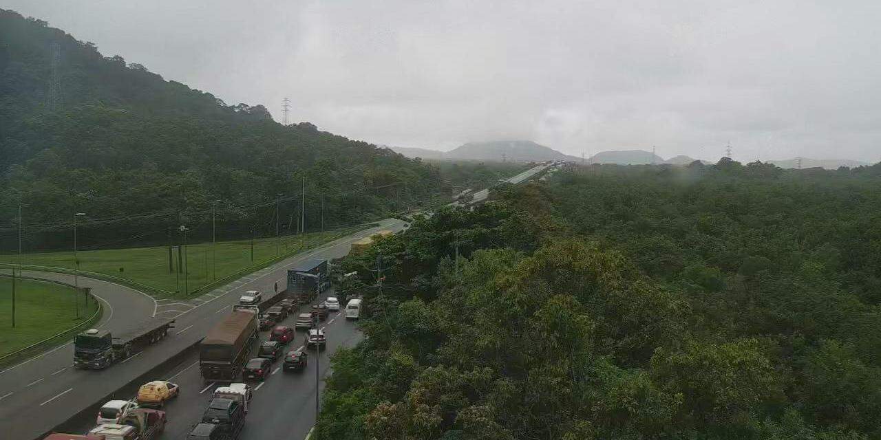 Trânsito ficou congestionado após o engavetamento em Guarujá