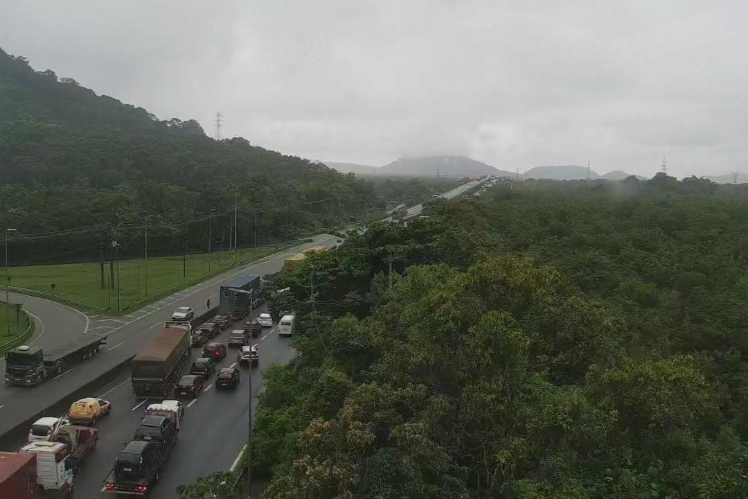 Trânsito ficou congestionado após o engavetamento em Guarujá