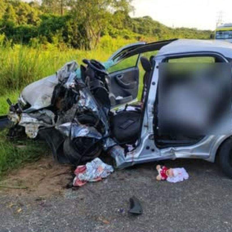 Motorista perdeu o controle da direção e atingiu árvore