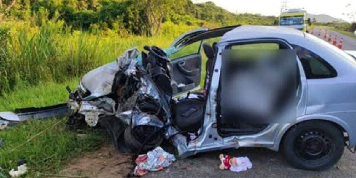 Motorista perdeu o controle da direção e atingiu árvore