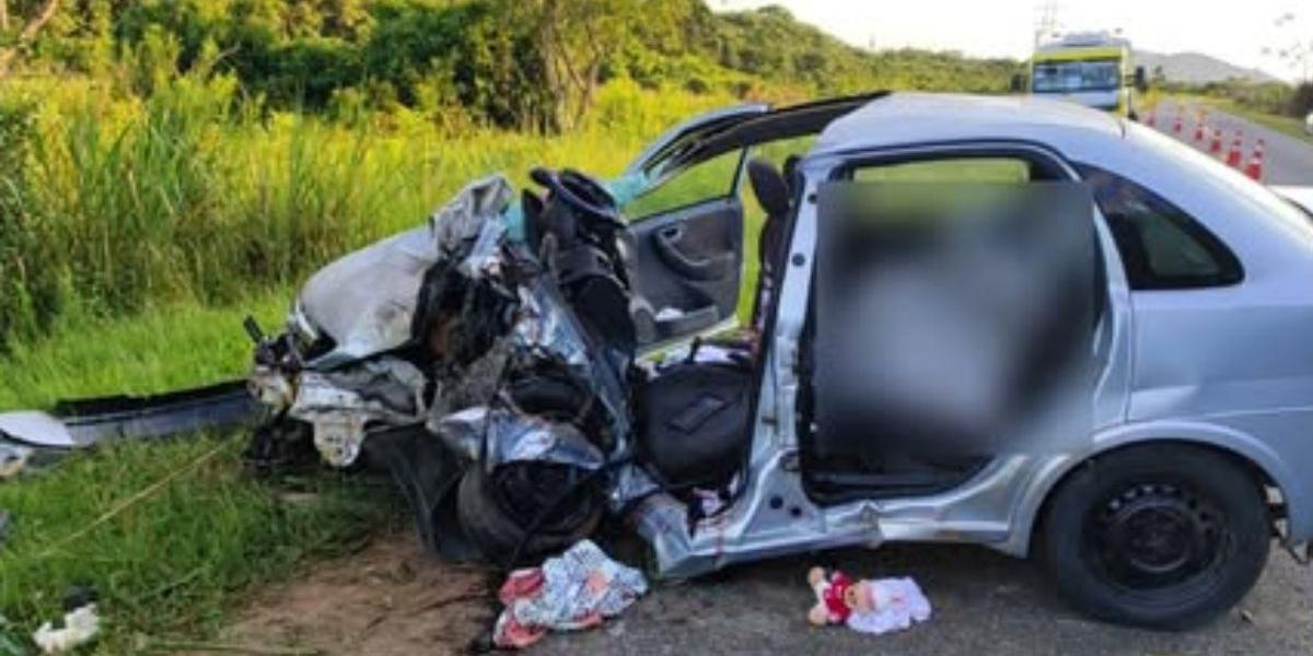 Motorista perdeu o controle da direção e atingiu árvore
