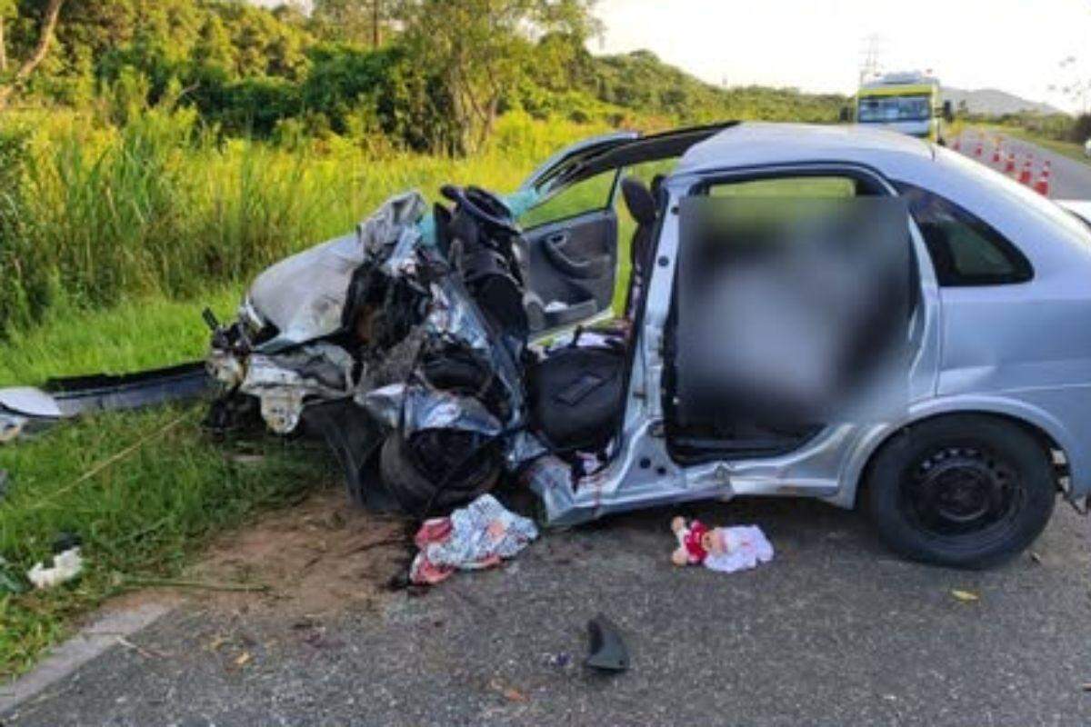 Motorista perdeu o controle da direção e atingiu árvore
