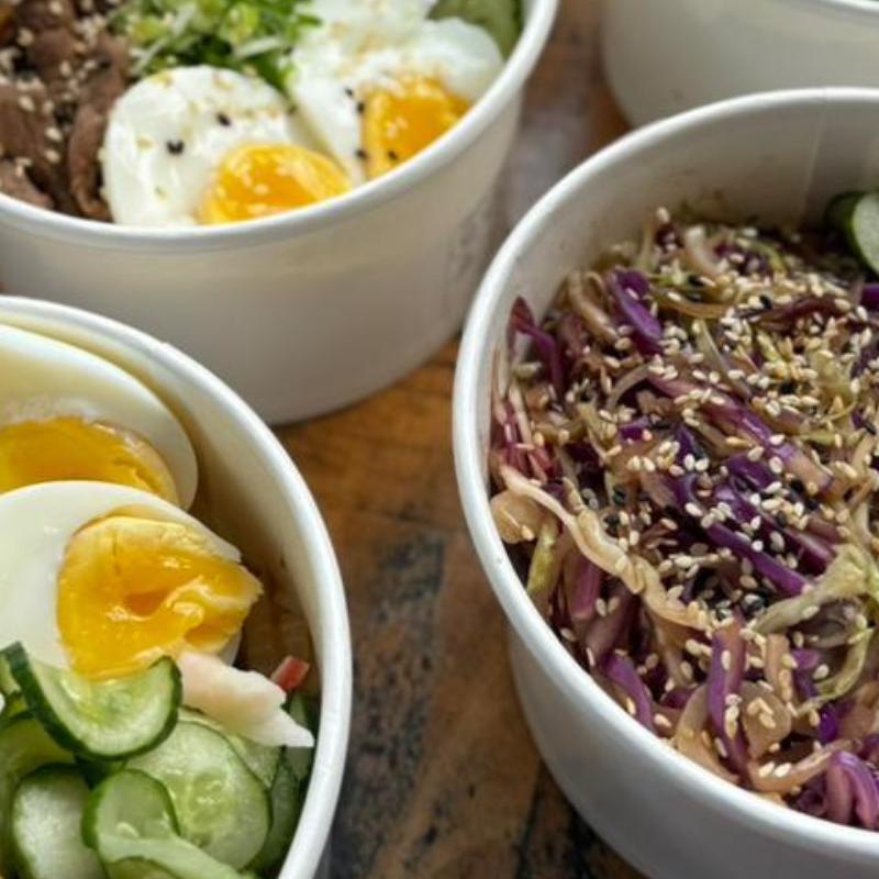 Donburi é prático e completo: tem arroz, proteína e acompanhamentos